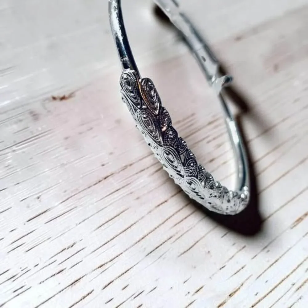 🎁🎁 free shipping!! silver color bangle with a row of leaves over leaves
